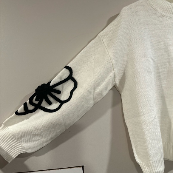 Flower Embroidery Mock Neck Long Sleeve Sweater White & Black Large Acrylic NEW - Picture 8 of 15